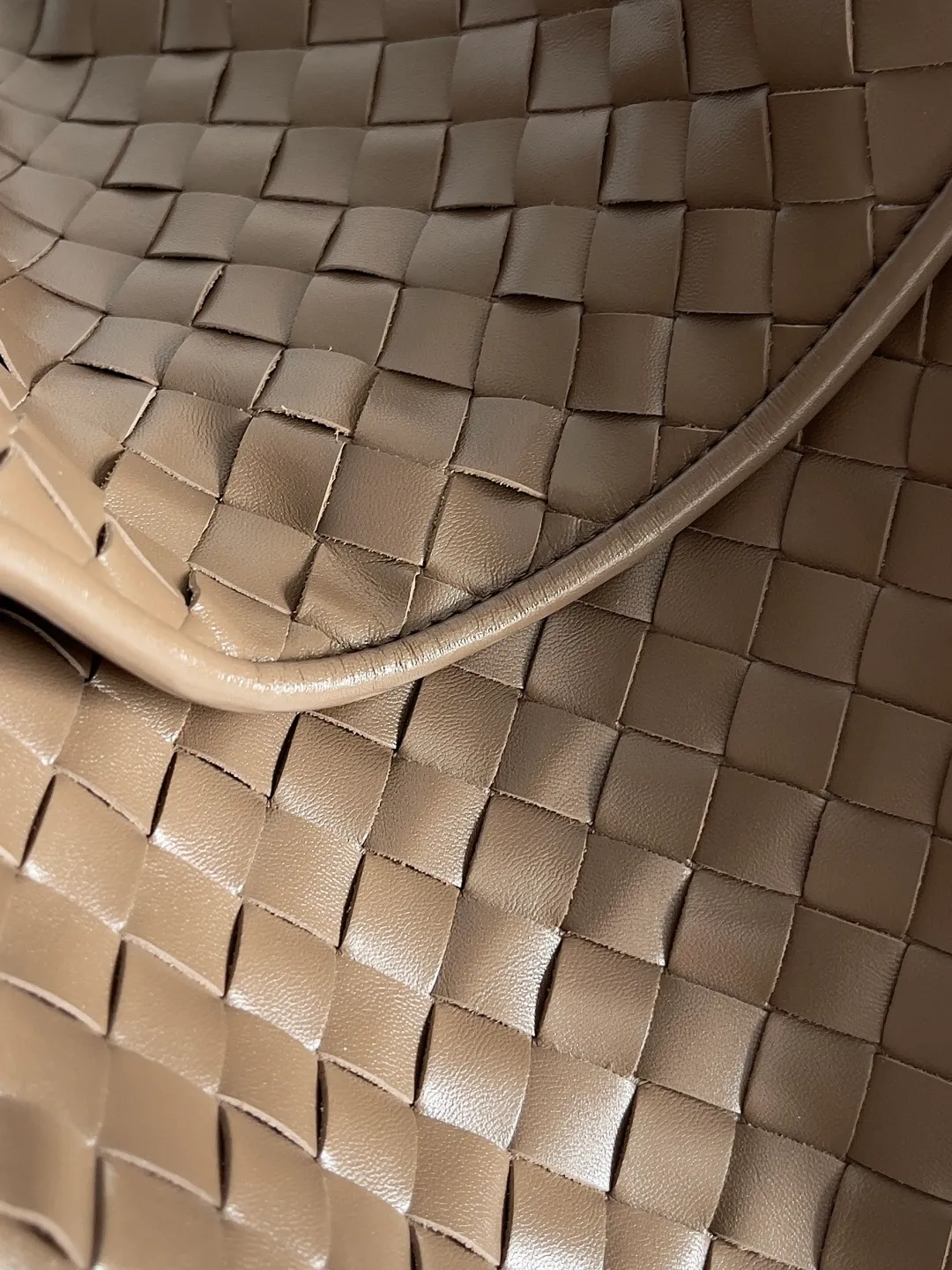 Batch 2160 Recently, I seem to be obsessed with this bag from BV~ The new Hop is really not too beautiful. The whole bag has no seams. The bag body and handles are made of one piece of leather. It embodies the style and essence of Bottega Veneta. It truly represents craftsmanship and creativity. The large size has a very loose and lazy upper body. Big bag lovers will definitely not regret buying it. Style number: 763970 Size: 53*24*13